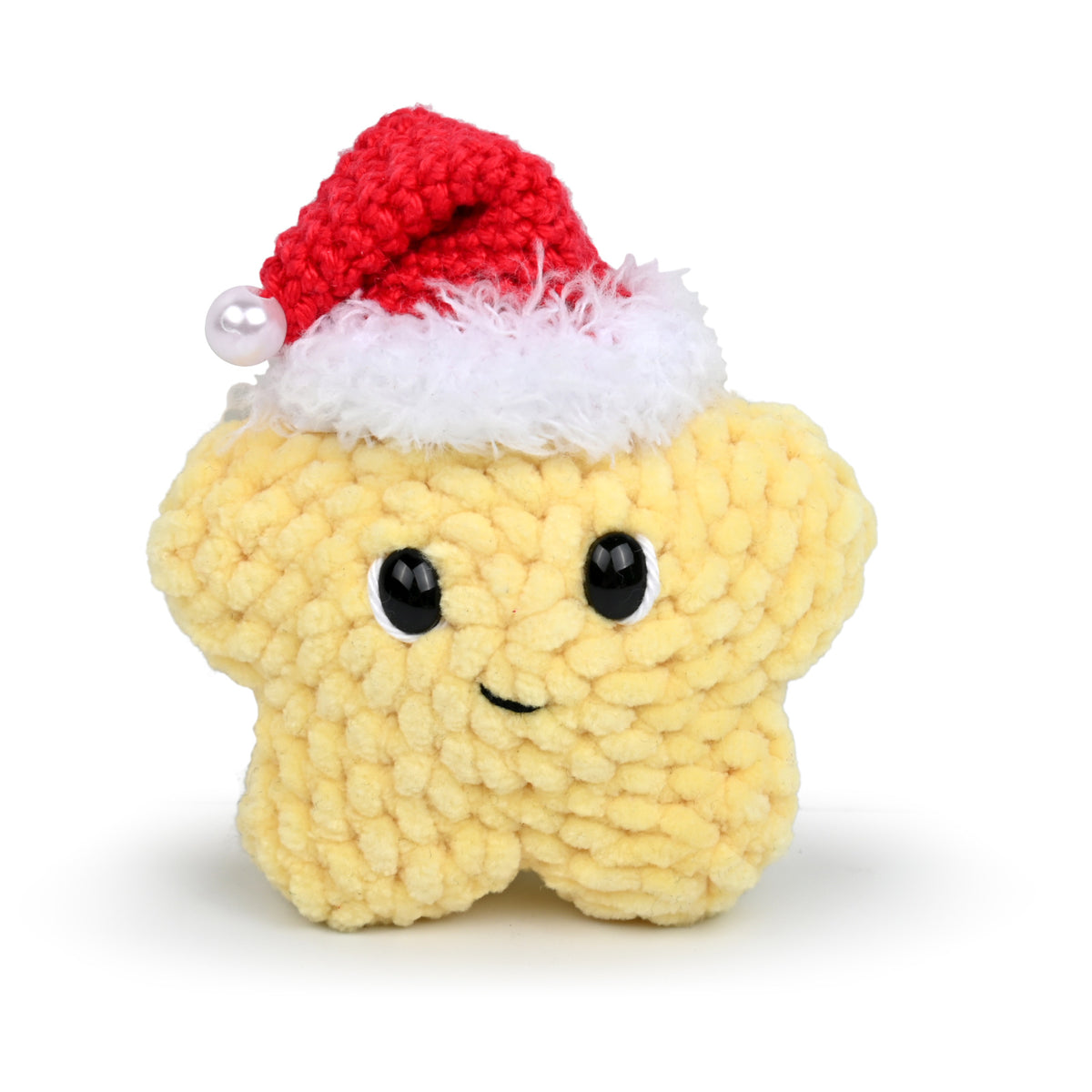 Gele gehaakte kerstster met rode kerstmuts op witte achtergrond