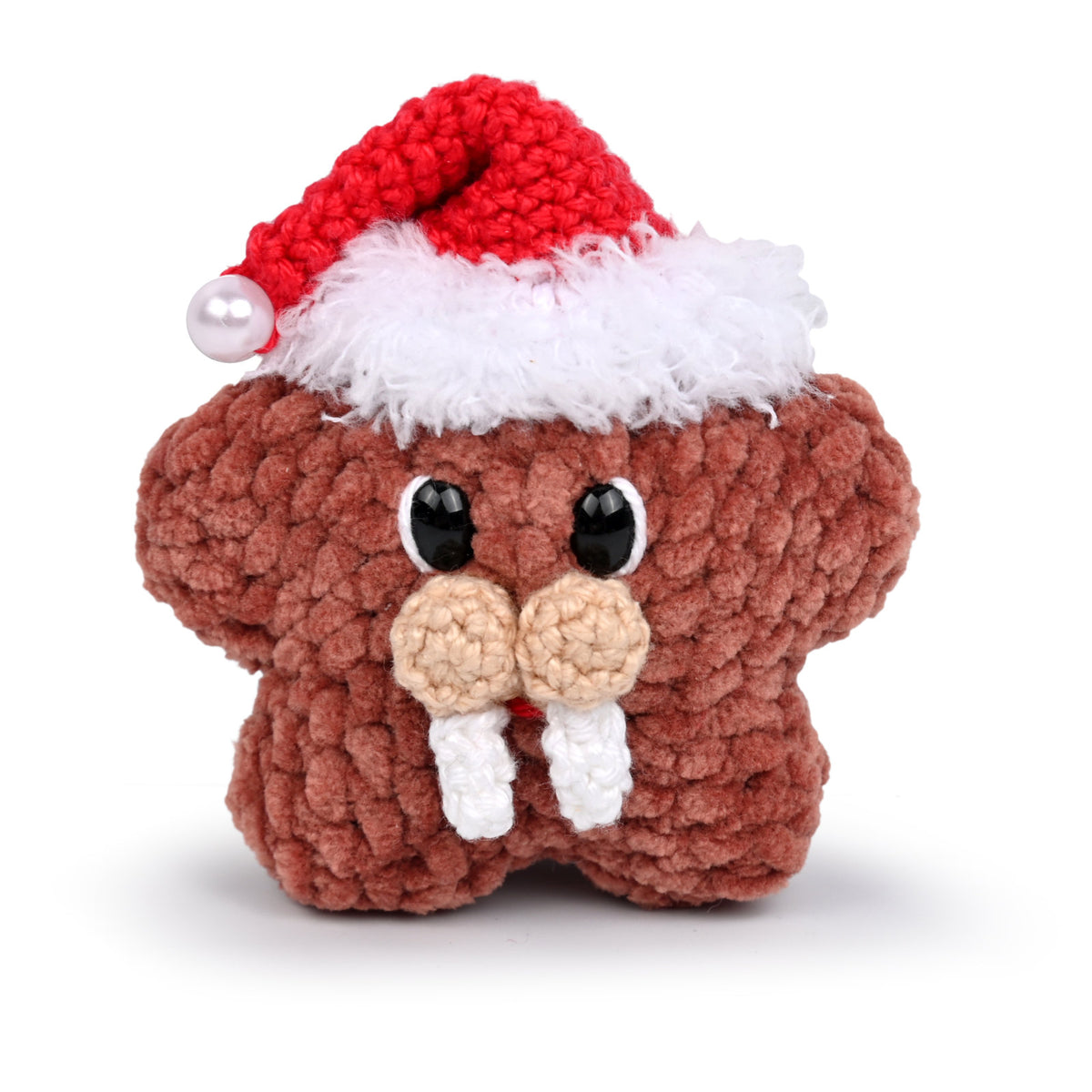 Bruine gehaakte Lucky Star als walrus met kerstmuts