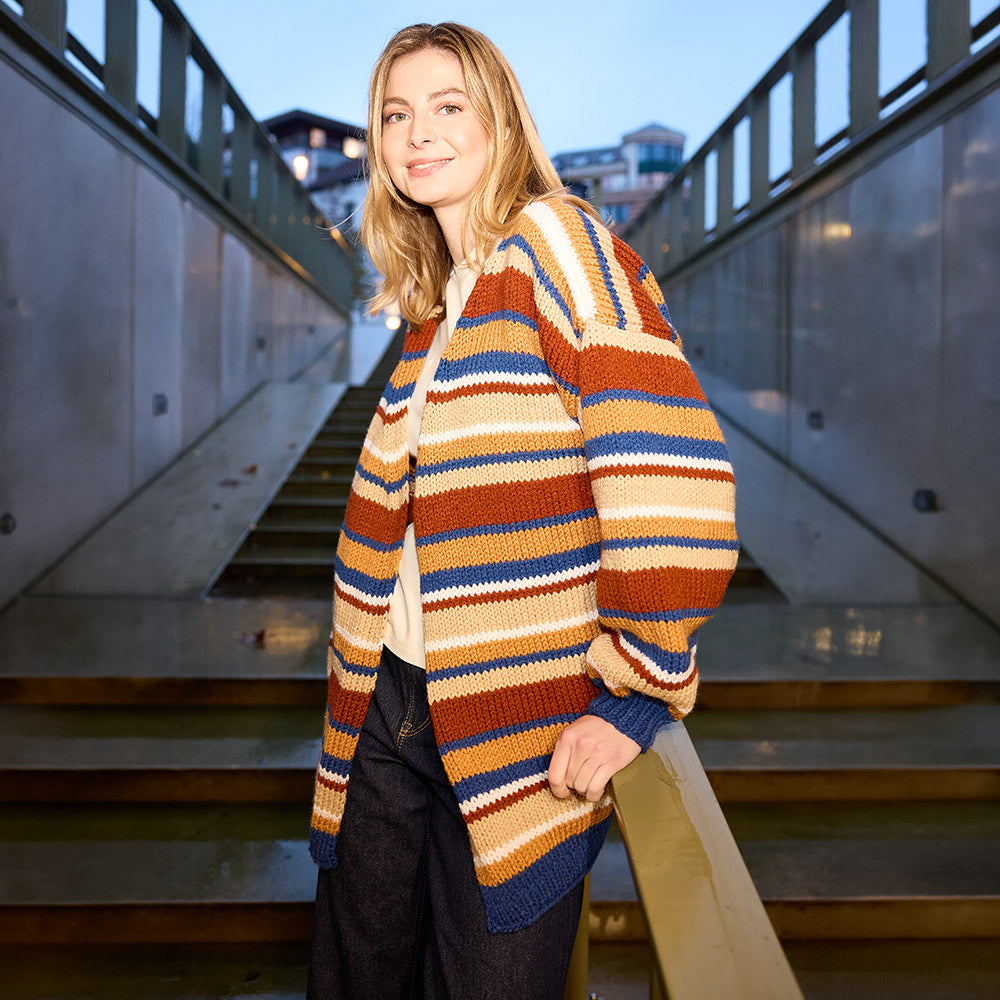 Vooraanzicht van model in Knipmode oversized gebreid strepenvest