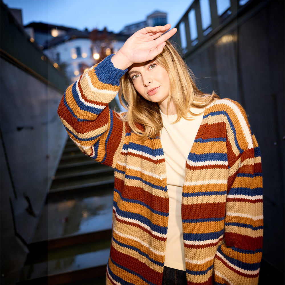Model in oversized strepenvest met brede strepen en wijde mouwen