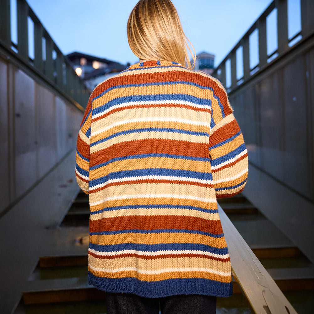Achteraanzicht van het Knipmode oversized strepenvest