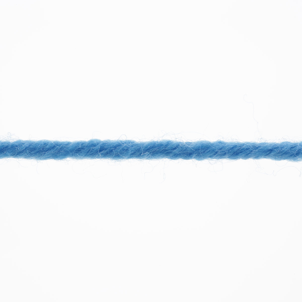 Lang Yarns Merino 120 0206 Midden Blauw - detail van de losse draad