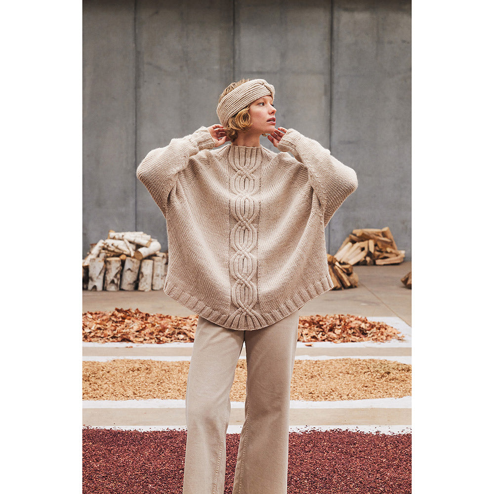 Lang Yarns Naturalis - model met gebreide ponchoblouse Nadine