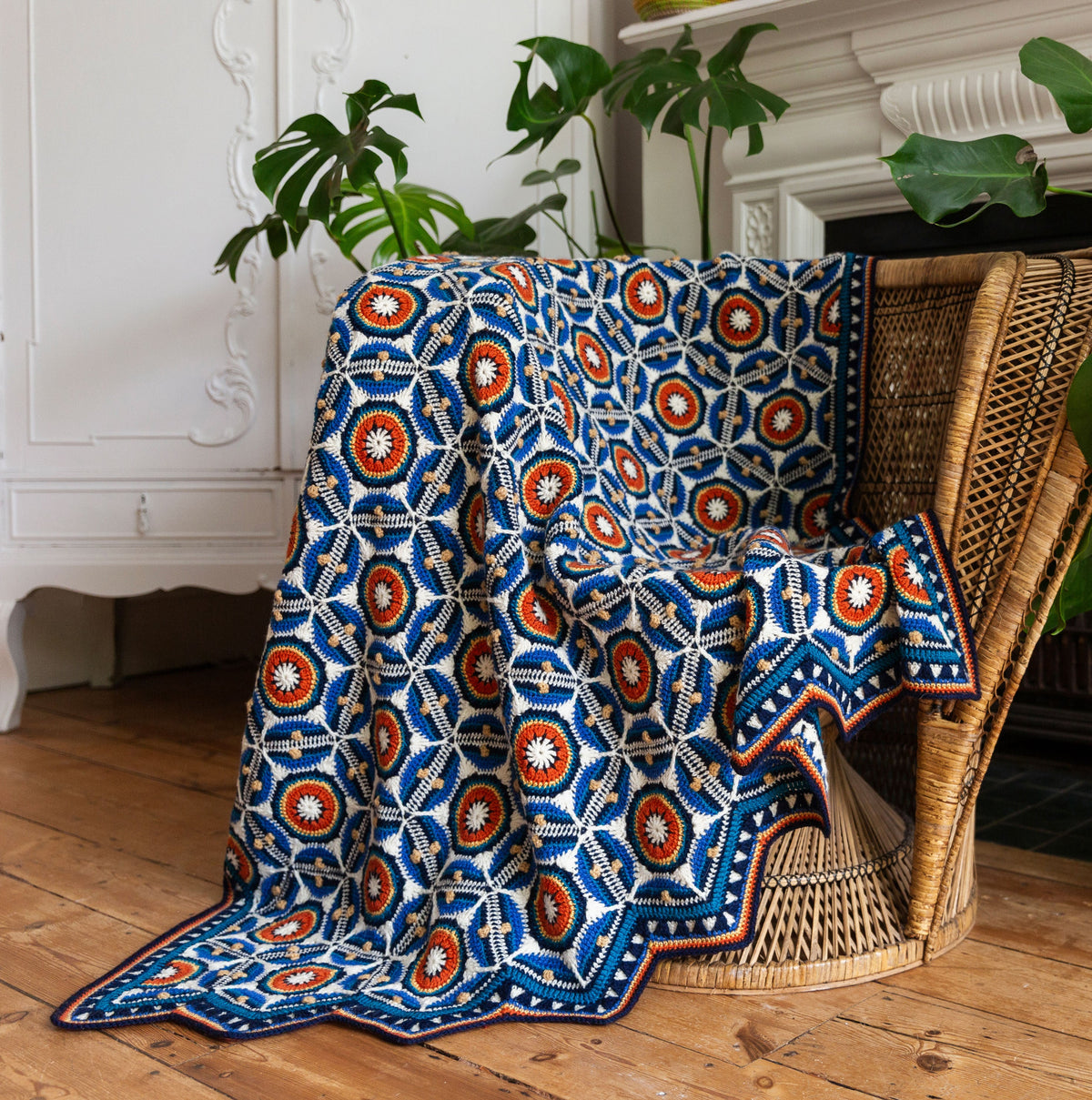 Sevilla Blanket van Jane Crowfoot gedrapeerd in interieur over stoel