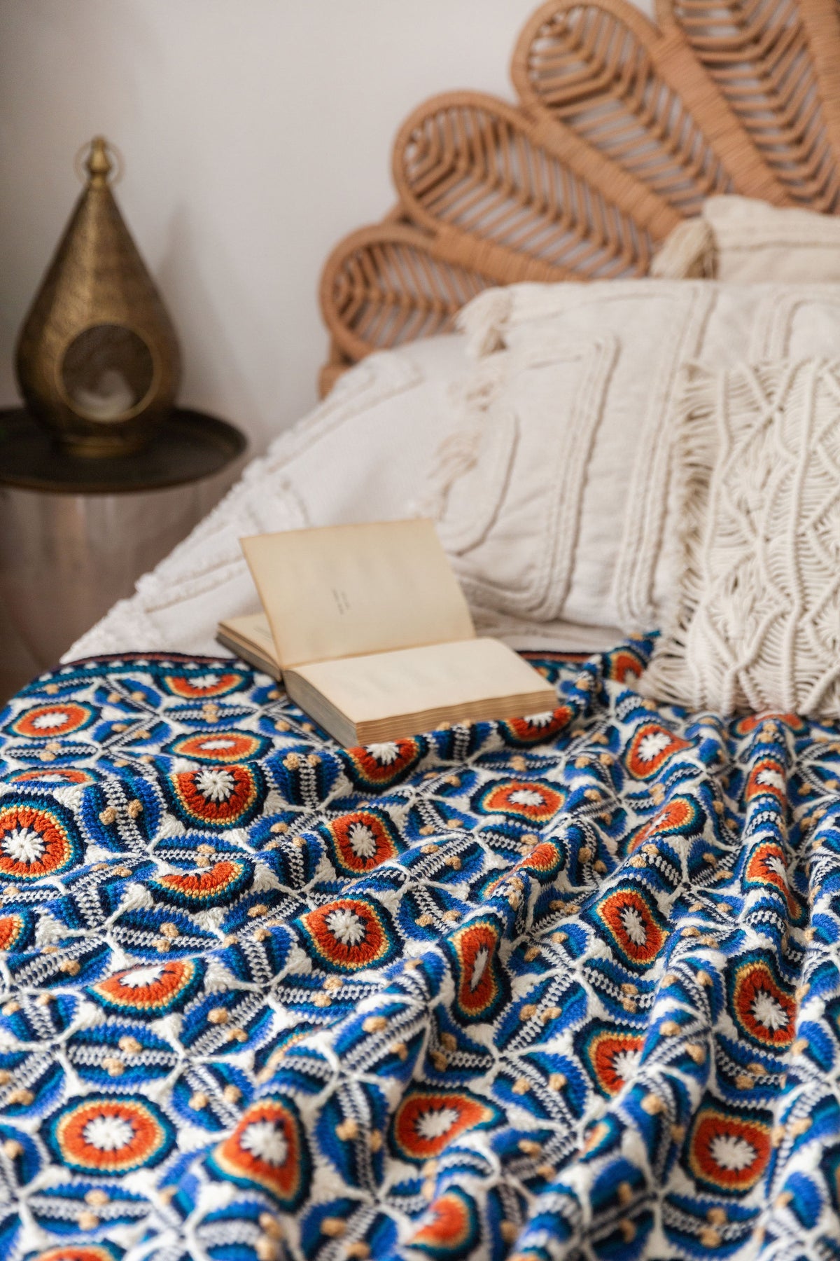 Sevilla Blanket van Jane Crowfoot op bed met decoratieve kussens