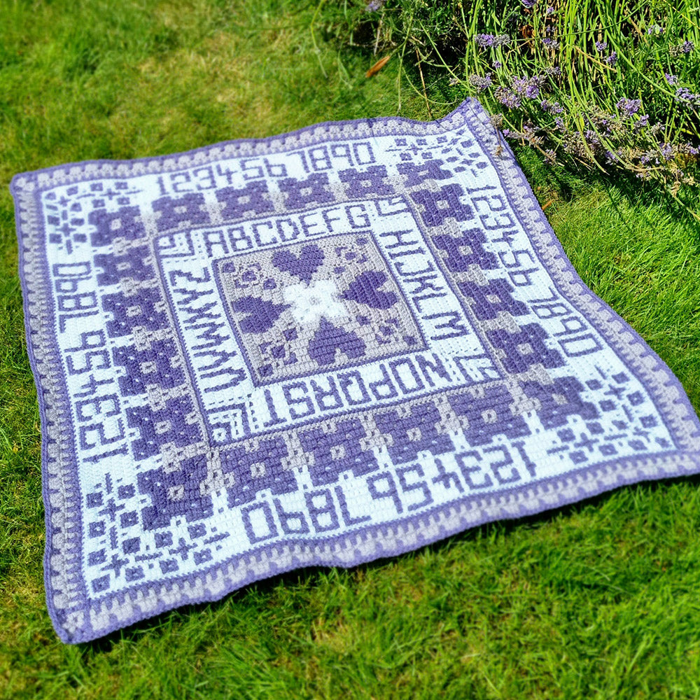 Rosina Plane Mile Cross Sampler Blanket - detail van Ultra Violet mozaïekpatroon