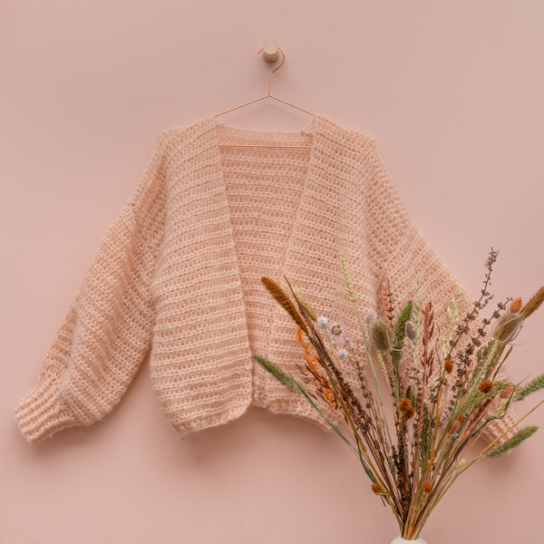 Yarn and Colors Cloud Cardigan Crochet Haakpakket S/M 101 Rosé hanger