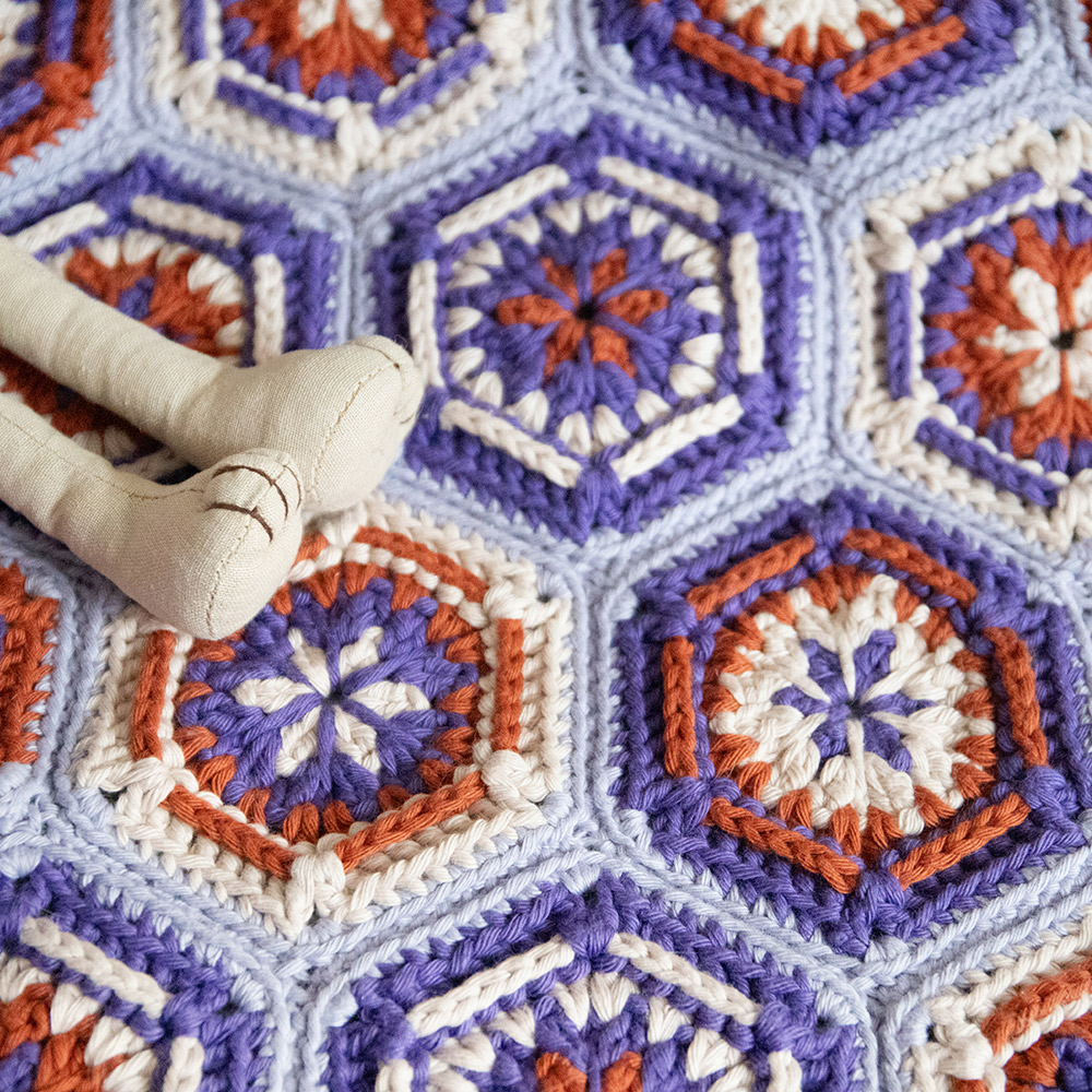 Yarn and Colors Flower Hexagon Baby Blanket Haakpakket 138 Cloud - Flower Hexagon babydeken