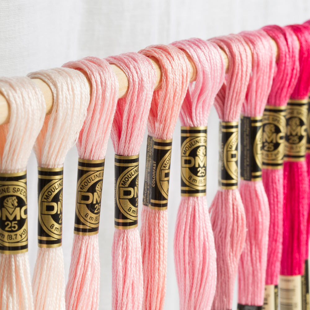 Sfeerbeeld met DMC 117MC Mouliné Spécial Borduurgaren 8m 782 (3)