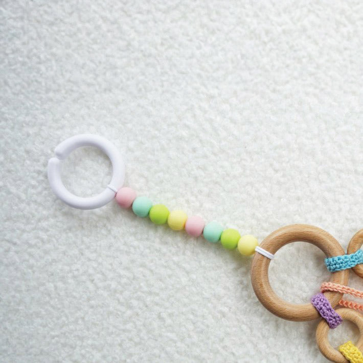 Speenkoord en speelhanger rainbow — gemaakt met Durable Bijtring Zonnetje (2)