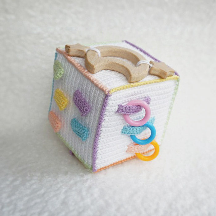Activiteitenkubus rainbow en neutral — gemaakt met Durable Houten Bijtring Baby Boy (2)
