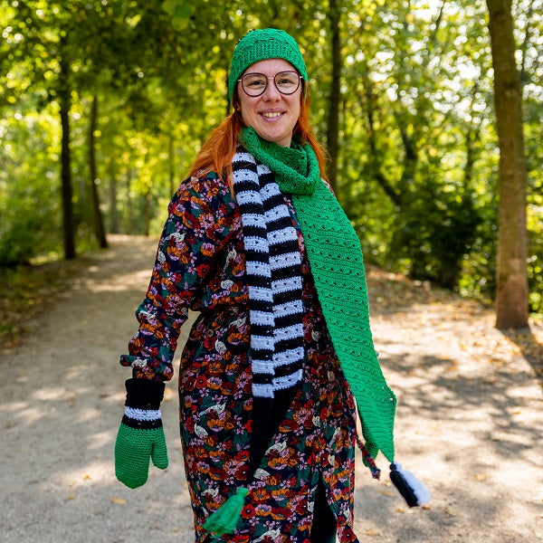 Black white and bright scarf — gemaakt met Haakpatroon Yarn and Colors Black White and Bright Scarf