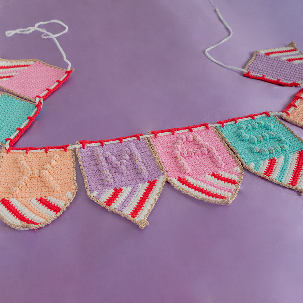 Colorful christmas bunting — gemaakt met Haakpatroon Yarn and Colors Colorful Christmas Bunting (3)
