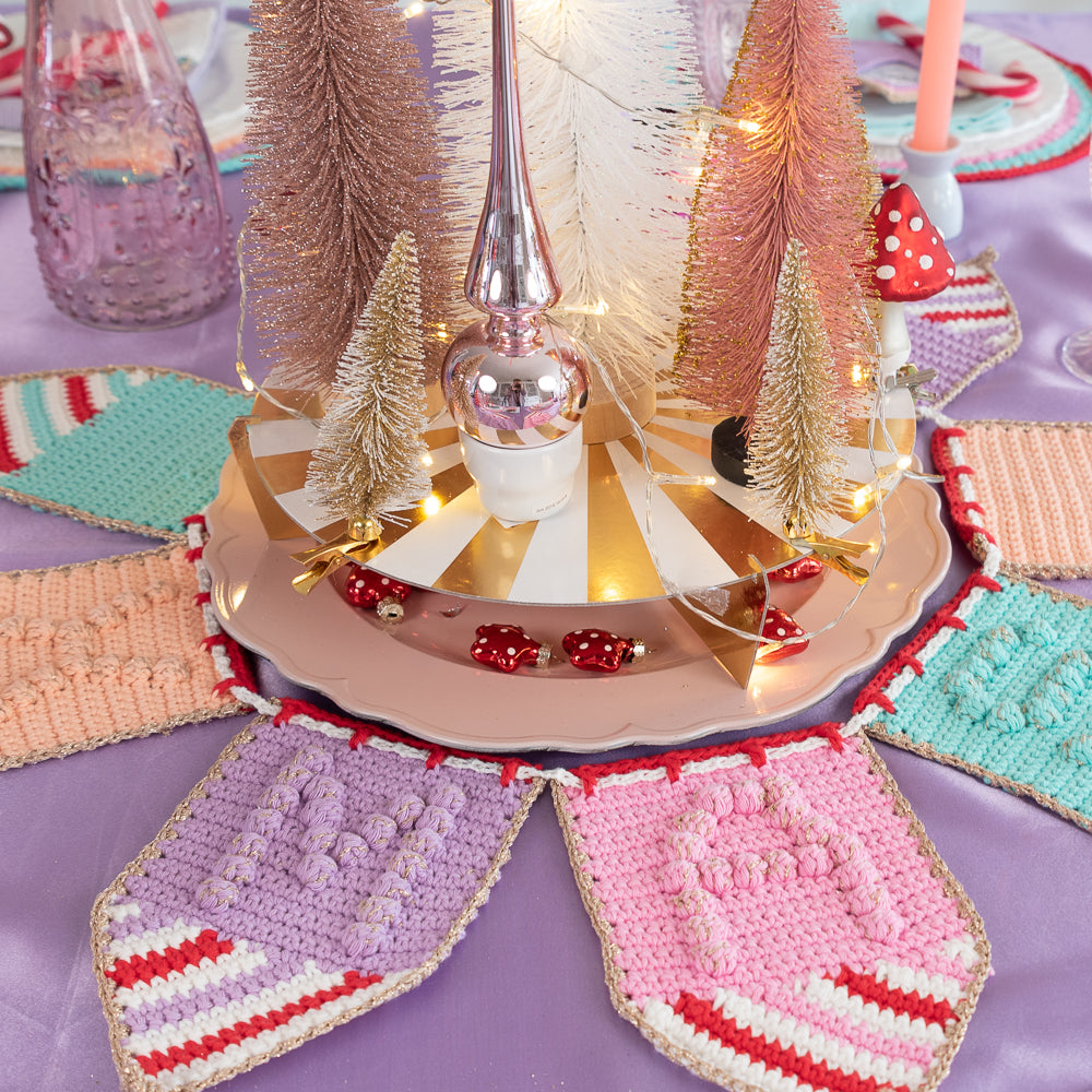 Colorful christmas bunting — gemaakt met Haakpatroon Yarn and Colors Colorful Christmas Bunting (5)