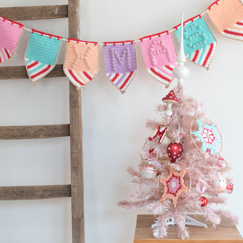 Colorful christmas bunting — gemaakt met Haakpatroon Yarn and Colors Colorful Christmas Bunting (2)