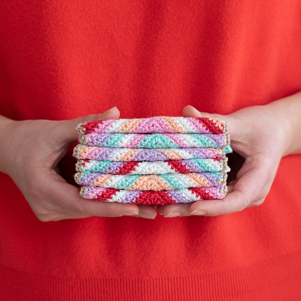 Colorful christmas menu holder — gemaakt met Haakpatroon Yarn and Colors Colorful Christmas Menu Holder (4)