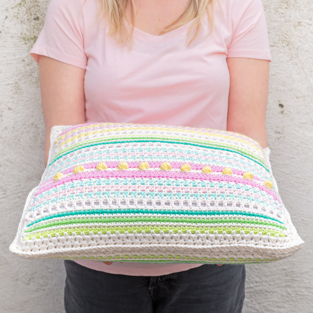 Garden party cushion — gemaakt met Haakpatroon Yarn and Colors Garden Party Cushion (2)