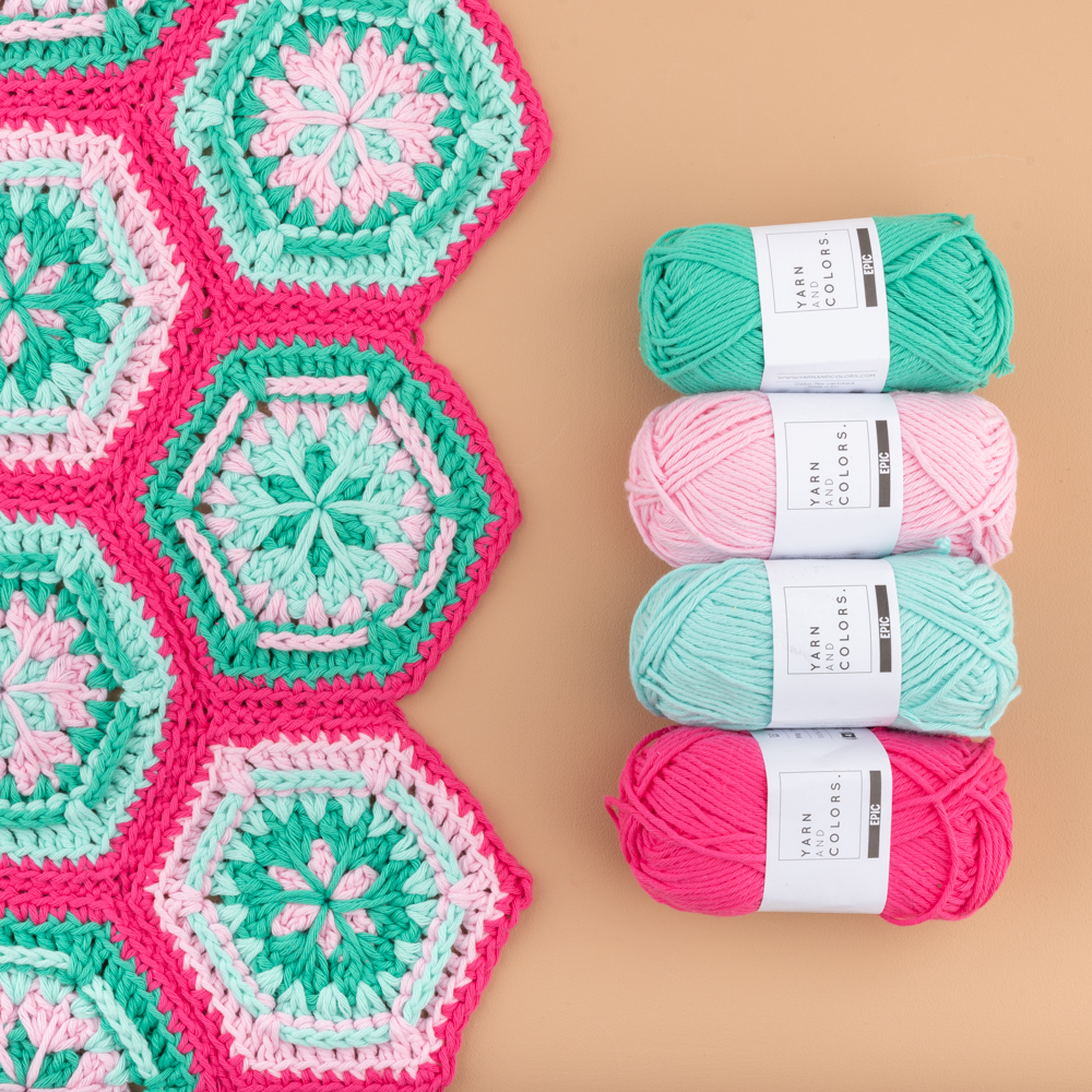 Yarn and Colors Flower Hexagon Baby Blanket Haakpakket 034 Deep Cerise-1
