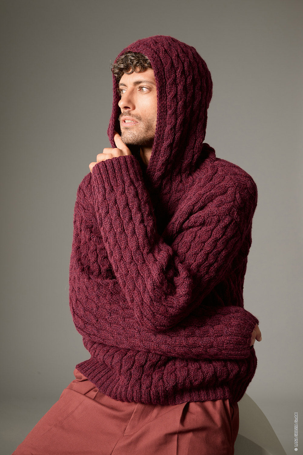 Herenmodel met hoodie gemaakt met Lana Grossa Alta Moda Alpaca - Classici 31 model 01, sfeerfoto 2