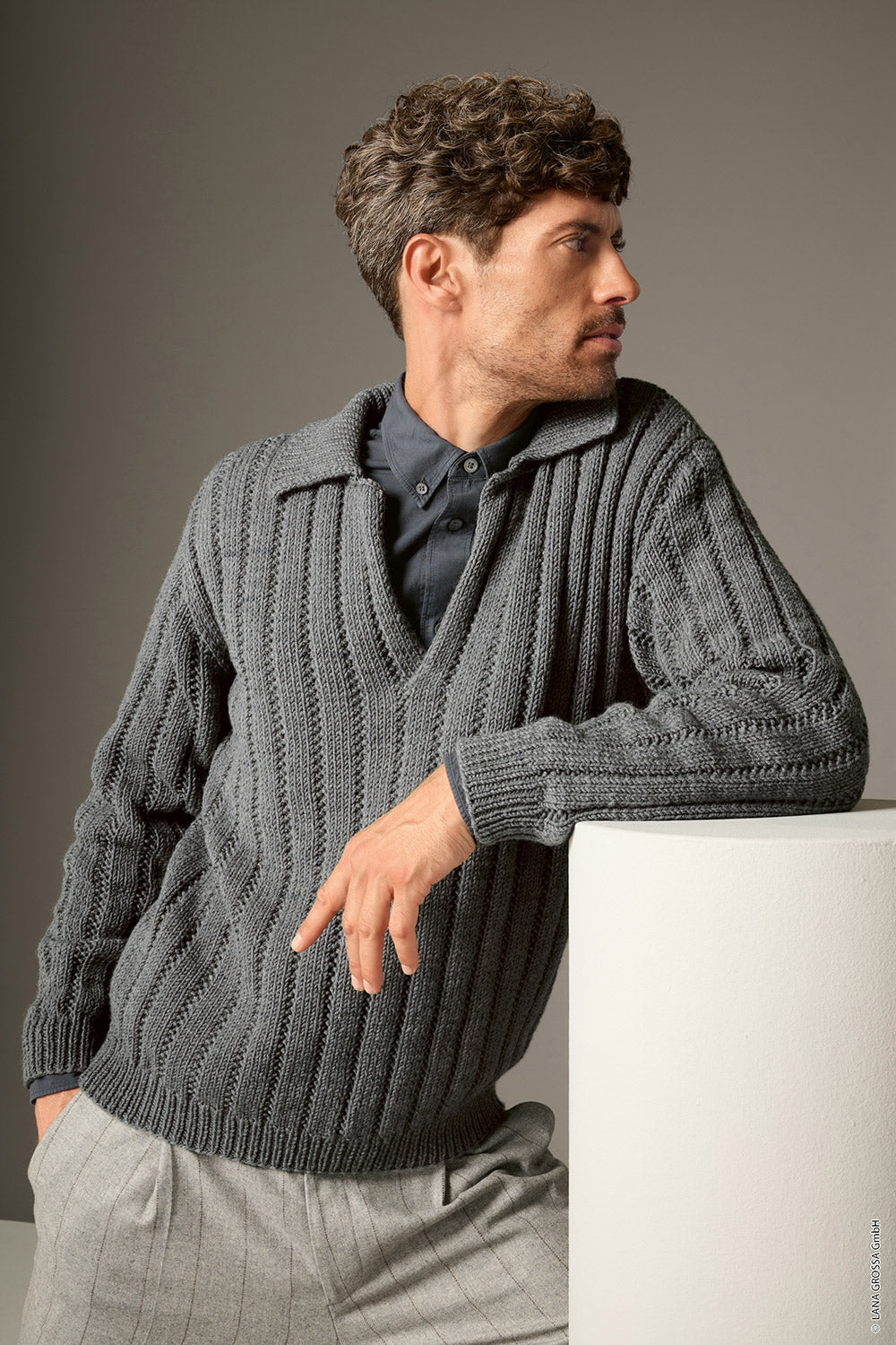 Herenmodel met trui gemaakt met Lana Grossa Cashmere Pure - Classici 31 model 05, sfeerfoto 2