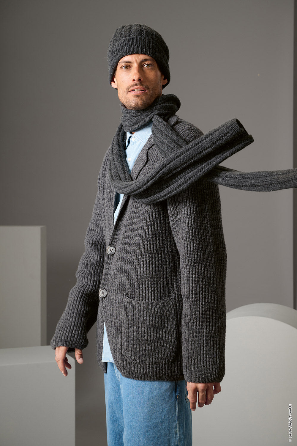 Herenmodel met muts gemaakt met Lana Grossa Cashmere 16 Fine - Classici 31 model 09, sfeerfoto 1