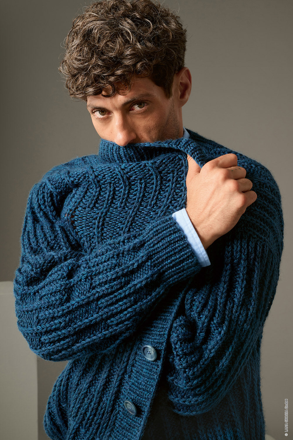 Herenmodel met cardigan gemaakt met Lana Grossa Cool Merino Big - Classici 31 model 11, sfeerfoto 2