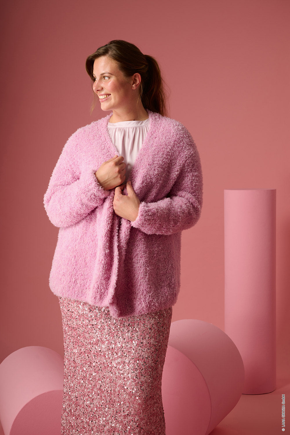 Damesmodel met cardigan gemaakt met Lana Grossa Pelliccia - Classici 31 model 15, sfeerfoto 2