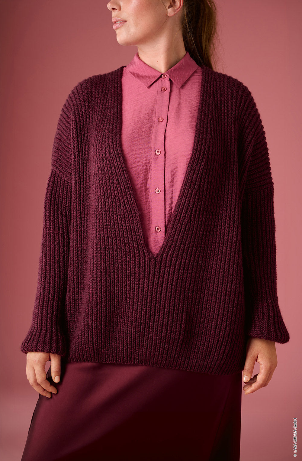 Damesmodel met trui gemaakt met Lana Grossa Cool Merino - Classici 31 model 17, sfeerfoto 1