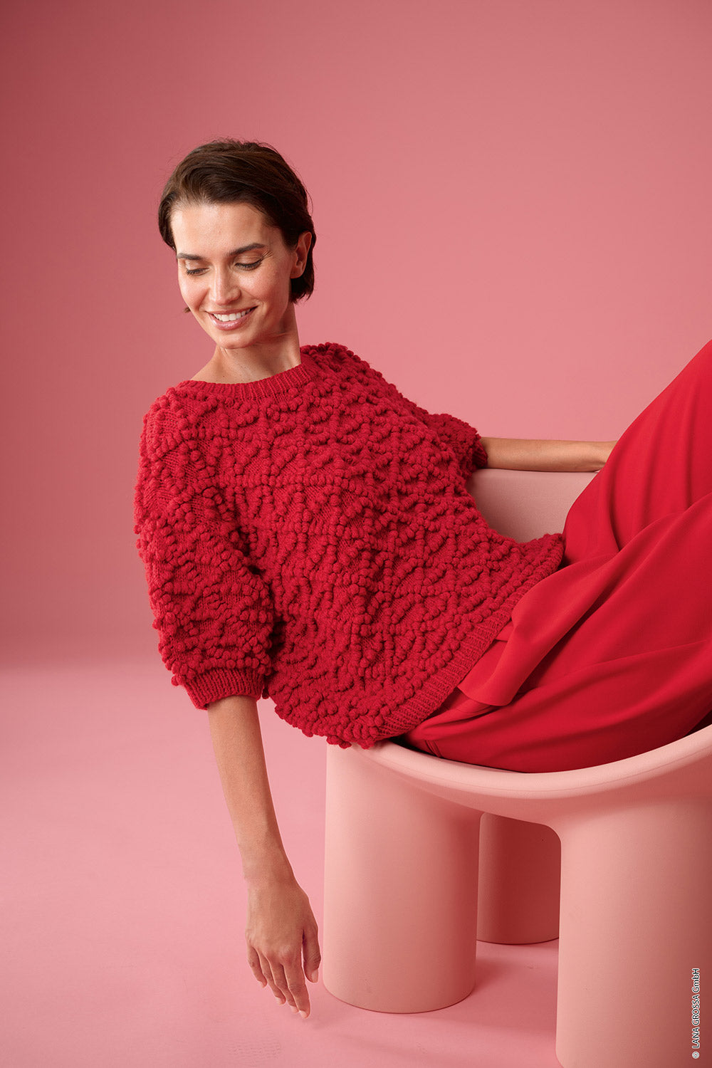 Damesmodel met trui gemaakt met Lana Grossa Cool Merino - Classici 31 model 20, sfeerfoto 1