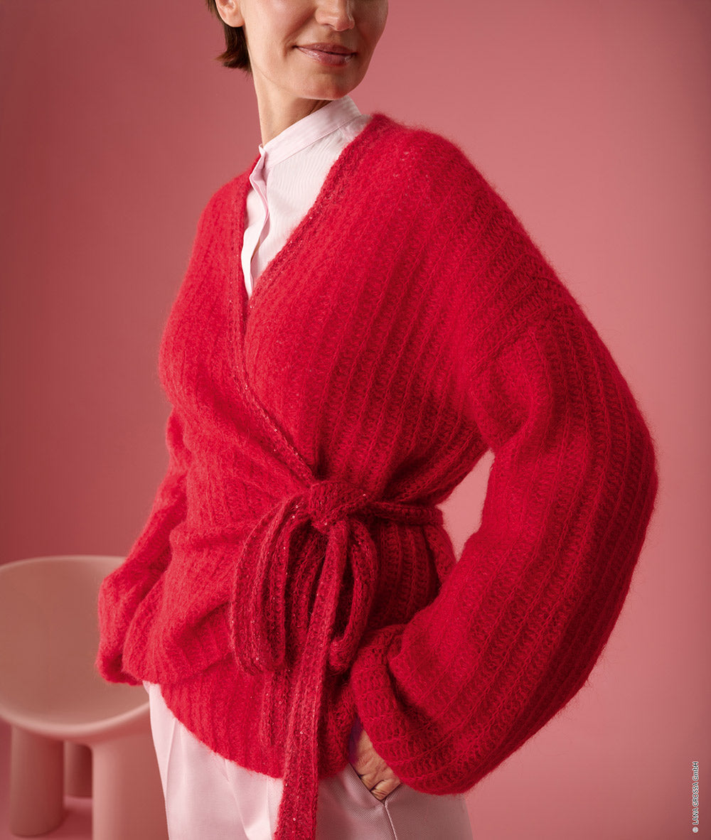 Damesmodel met vest gemaakt met Lana Grossa Filo di Gio en Glamour - Classici 31 model 25, sfeerfoto 1