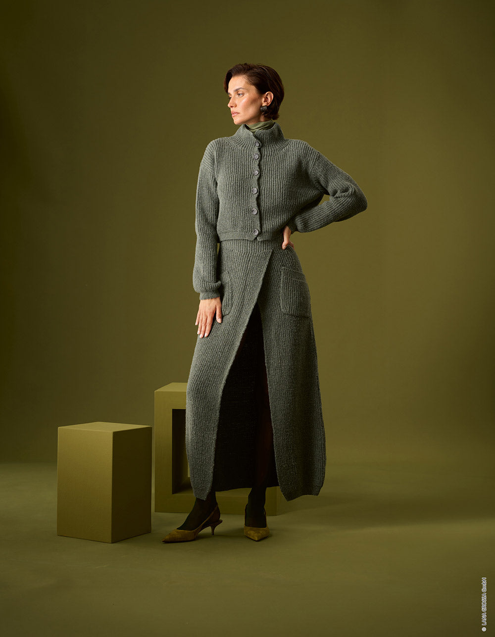 Damesmodel met wikkelrok gemaakt met Lana Grossa Cashmere 16 Fine - Classici 31 model 28, sfeerfoto 1