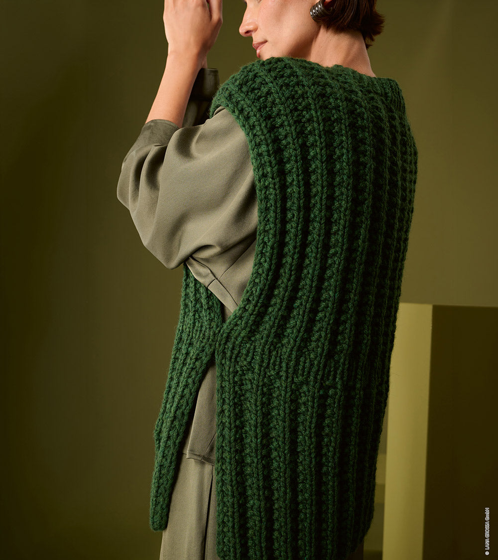 Damesmodel met slipover gemaakt met Lana Grossa Baby Chain - Classici 31 model 29, sfeerfoto 2