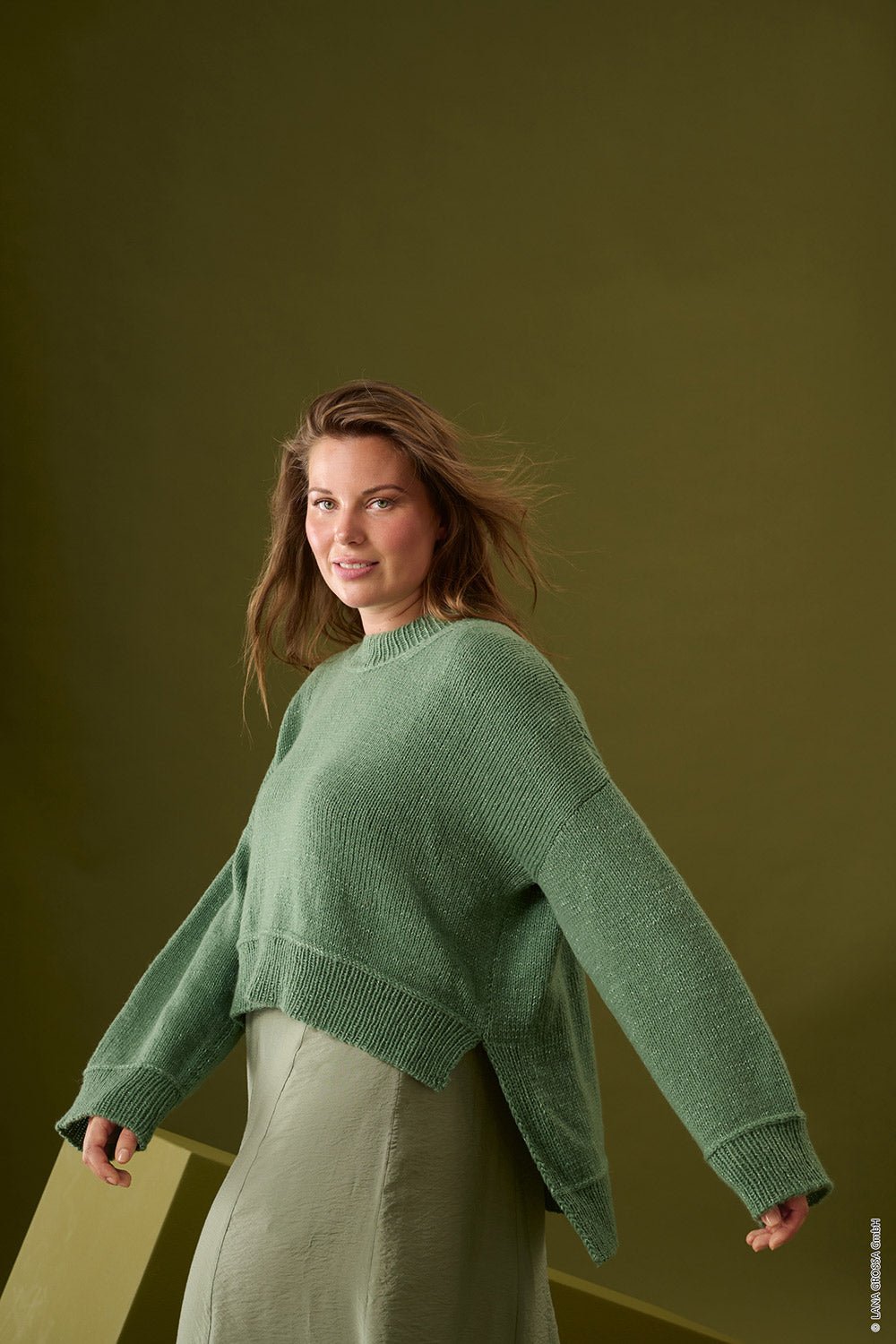 Damesmodel met trui gemaakt met Lana Grossa Chiaro - Classici 31 model 30, sfeerfoto 2