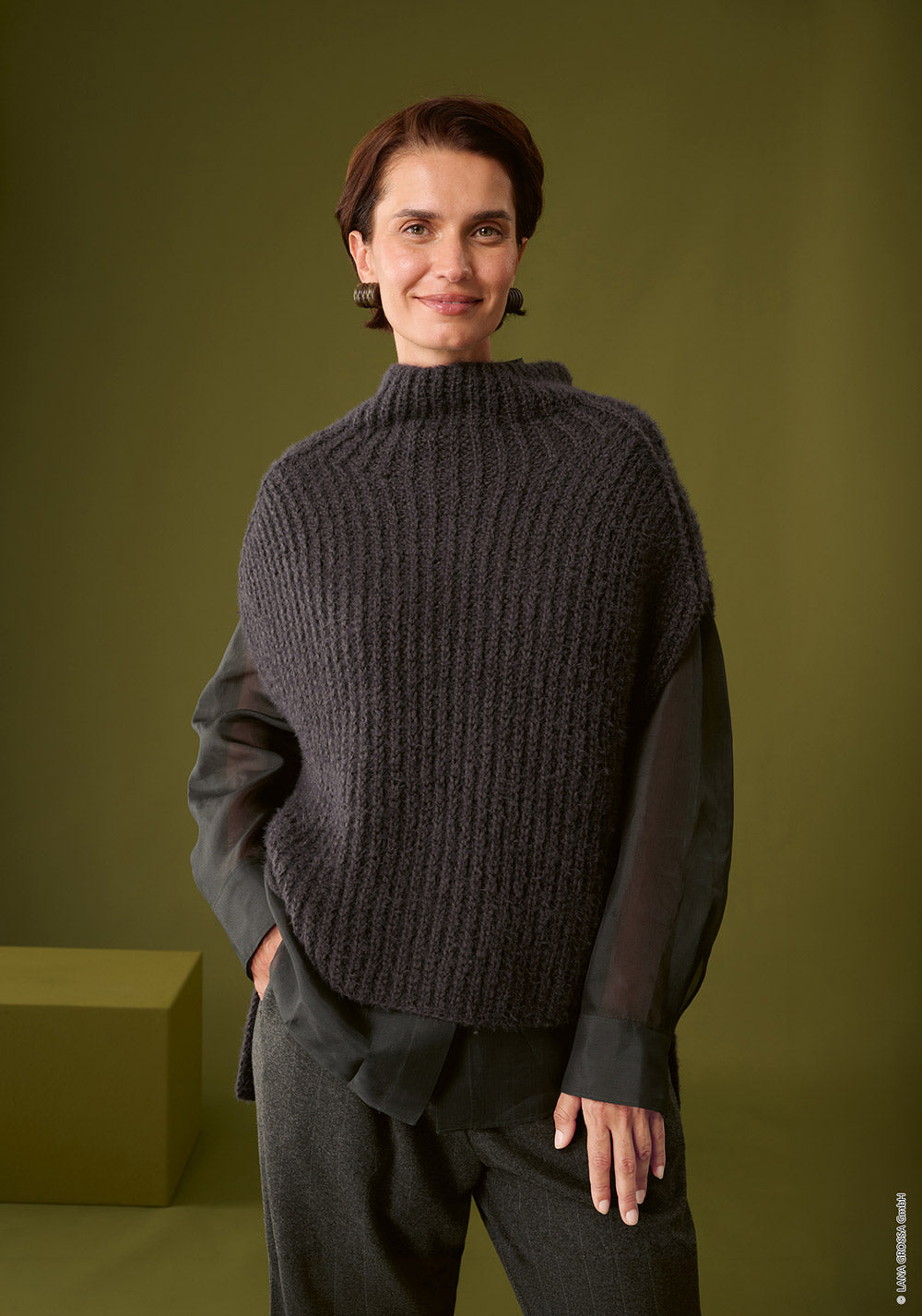 Damesmodel met slipover gemaakt met Lana Grossa Così - Classici 31 model 38, sfeerfoto 1