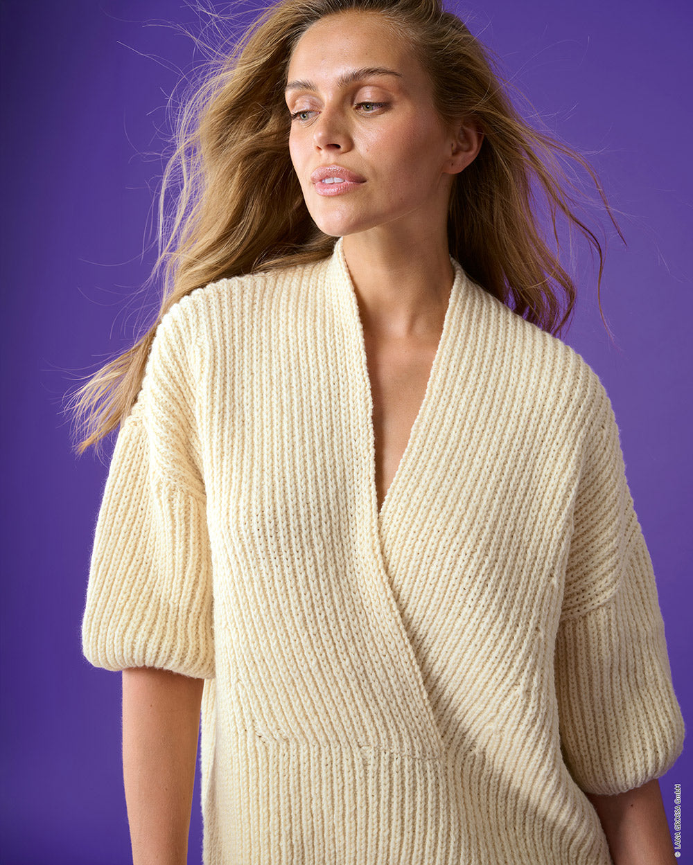 Damesmodel met trui gemaakt met Lana Grossa Cool Merino - Classici 31 model 03, sfeerfoto 2