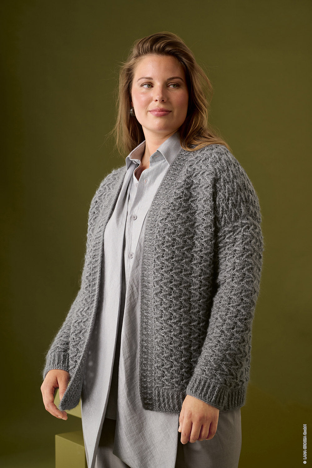 Damesmodel met cardigan gemaakt met Lana Grossa Filo di Gio en Brigitte Silkdream - Classici 31 model 41, sfeerfoto 1