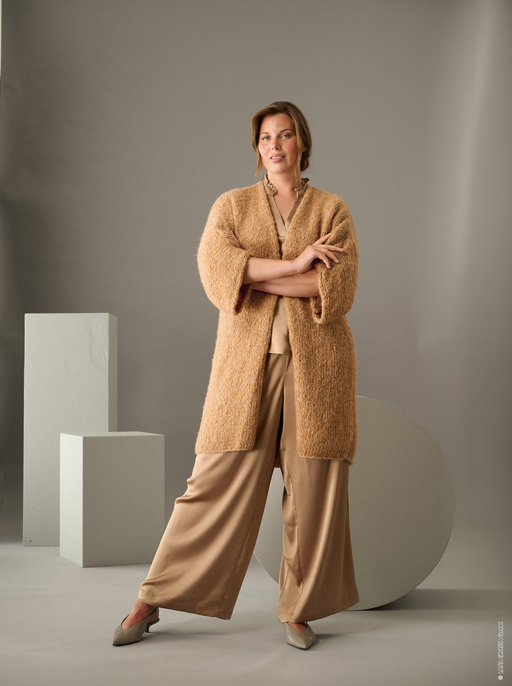 Damesmodel met cardigan gemaakt met Lana Grossa Baby Furry - Classici 31 model 42, sfeerfoto 1