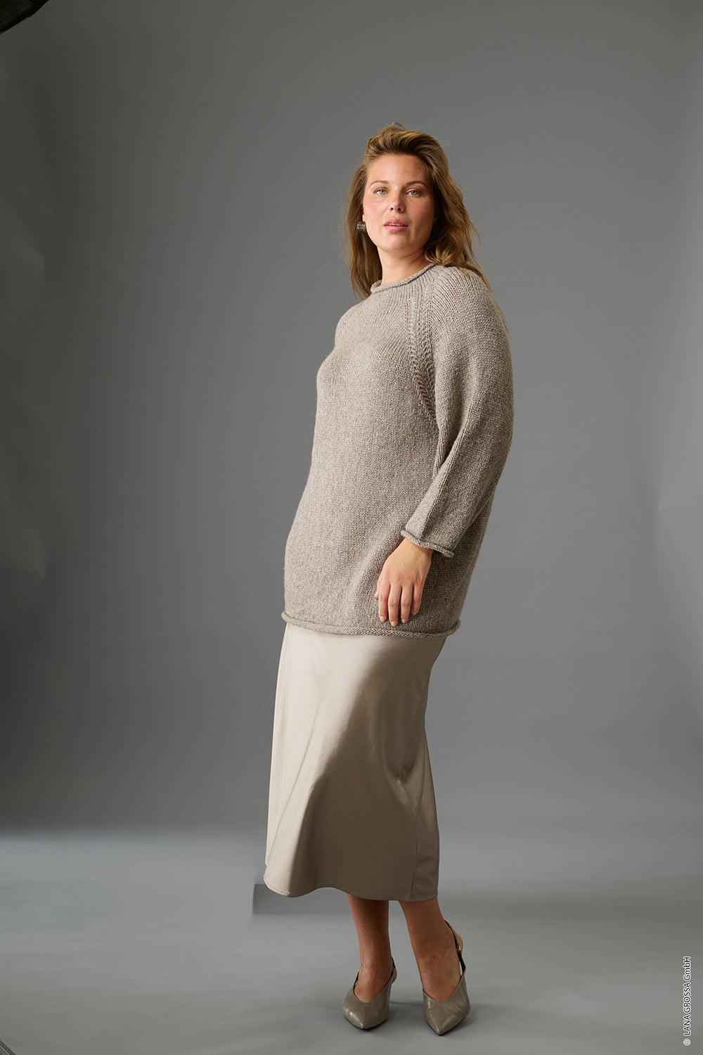 Damesmodel met trui gemaakt met Lana Grossa Baco Bamboo - Classici 31 model 49, sfeerfoto 1