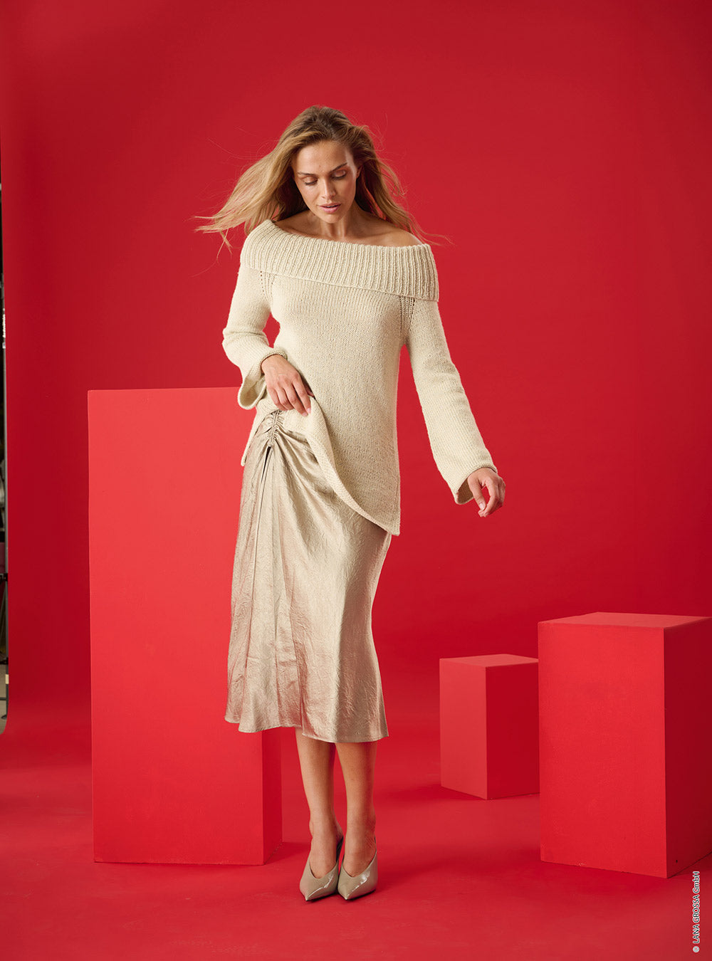 Damesmodel met trui gemaakt met Lana Grossa Chiaro - Classici 31 model 54, sfeerfoto 1