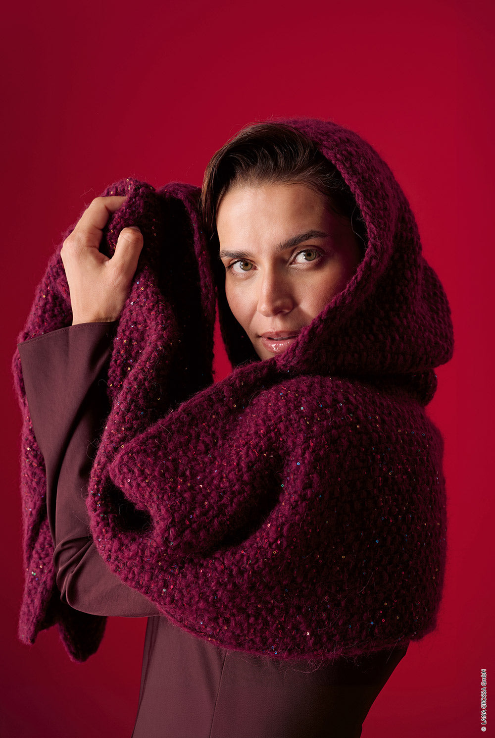 Damesmodel met capuchonsjaal gemaakt met Lana Grossa Baby Furry en Glamour - Classici 31 model 55, sfeerfoto 1