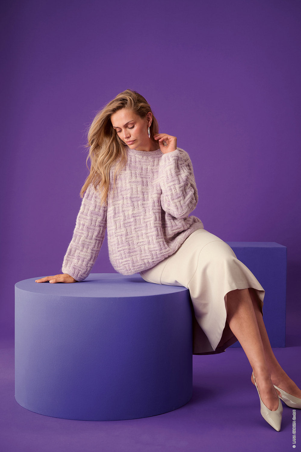 Damesmodel met trui gemaakt met Lana Grossa Pelo Cashmere - Classici 31 model 05, sfeerfoto 1