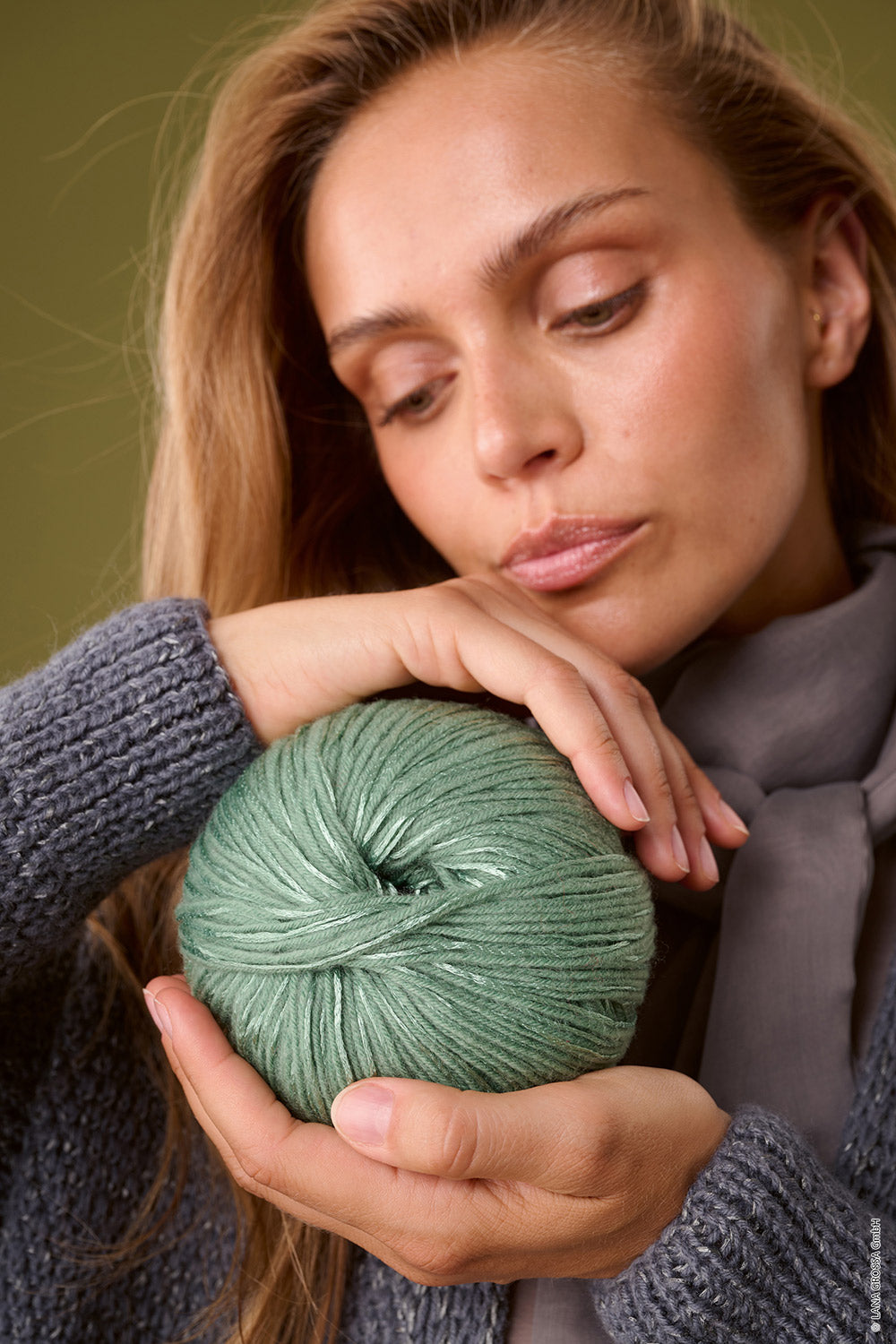 Damesmodel met groene bol Lana Grossa garen - sfeerbeeld uit Lana Grossa Classici 31