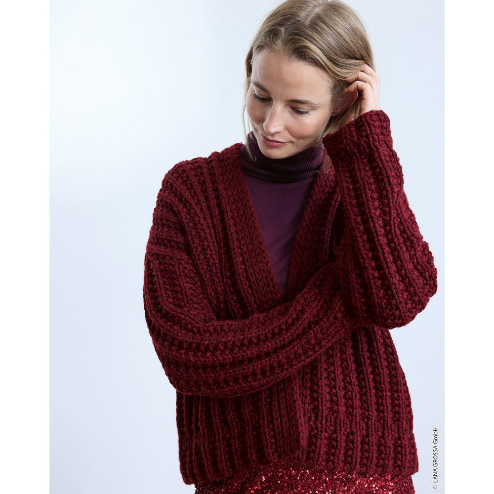 Lana Grossa Filati Journal No. 72 model 13 - bordeauxrood vest, gedragen