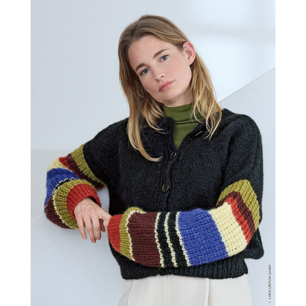 Lana Grossa Filati Journal No. 72 model 14 - zwart kort vest met kleurrijk gestreepte mouwen, gedragen