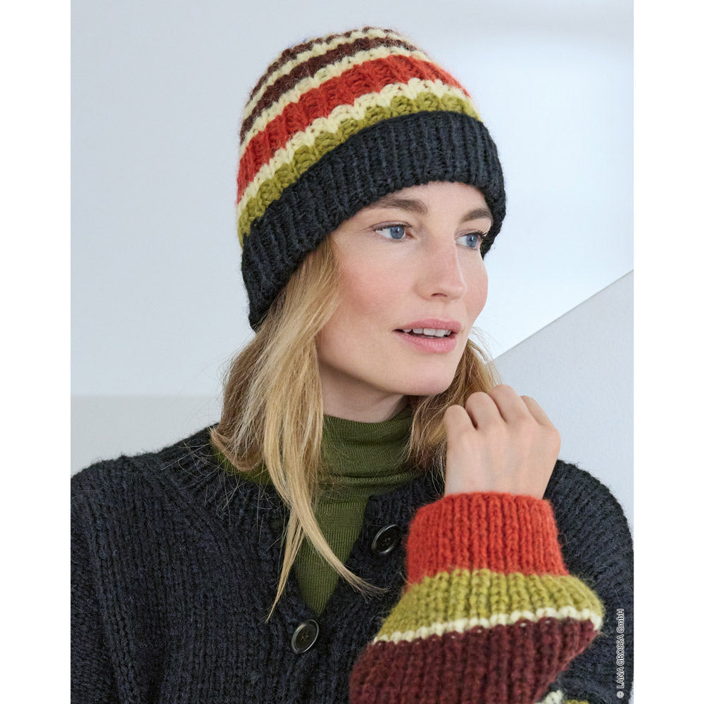 Lana Grossa Filati Journal No. 72 model 15 - gestreepte muts in zwart, rood en naturel, gedragen