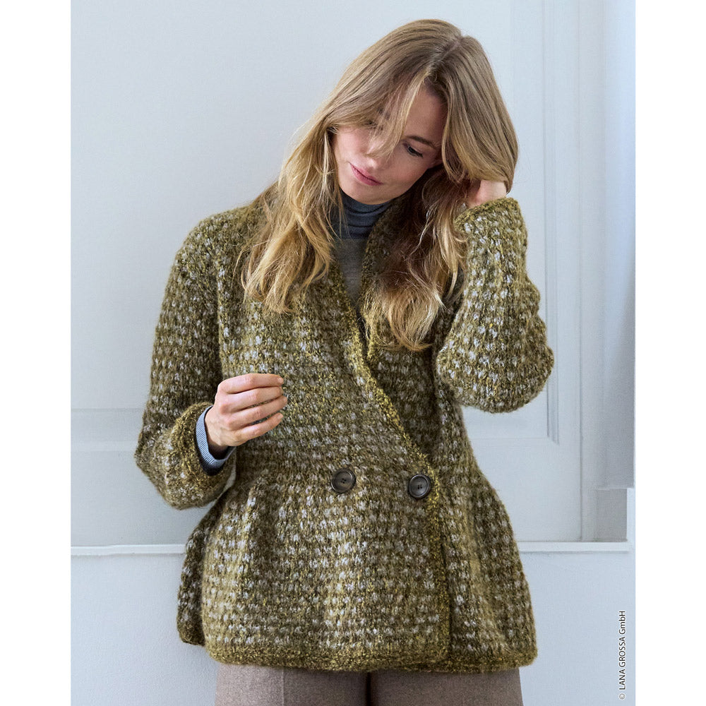 Lana Grossa Filati Journal No. 72 model 16 - olijfgroen patroonvest met knopen, gedragen