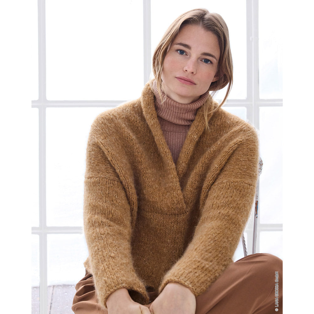 Lana Grossa Filati Journal No. 72 model 20 - camel vest met brede sjaalkraag, gedragen