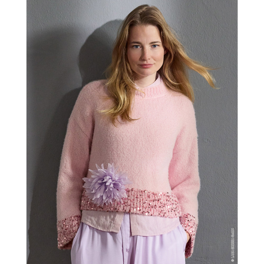 Lana Grossa Filati Journal No. 72 model 27 - roze trui met glanzende boorden, gedragen