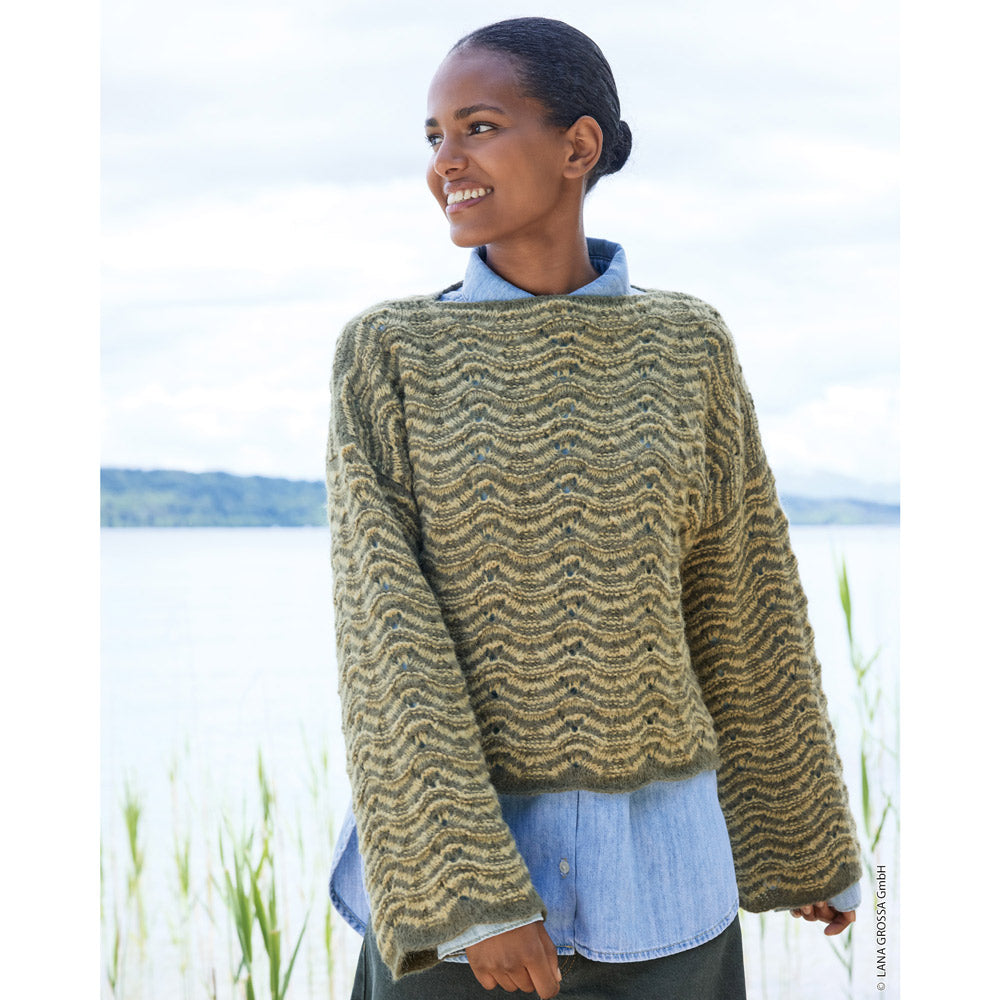Lana Grossa Filati Journal No. 72 model 34 - olijfgroene trui met golvend structuurpatroon, gedragen