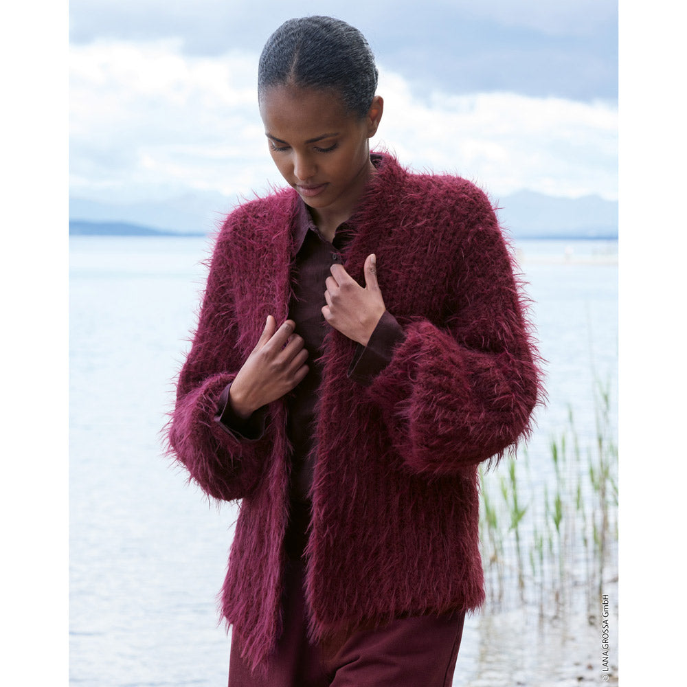 Lana Grossa Filati Journal No. 72 model 37 - bordeauxrood fluffy vest, gedragen